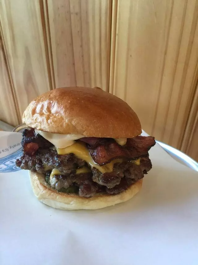 1090 Burger