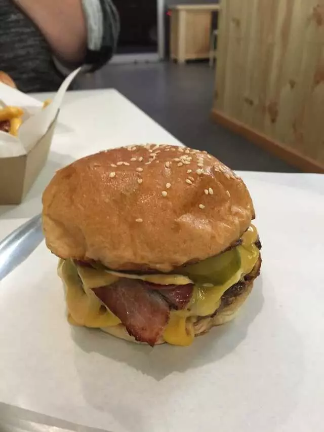 1090 Burger